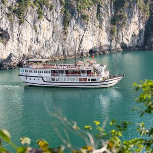 Garden Bay Luxury Cruise – Bai Tu Long Bay Cruise