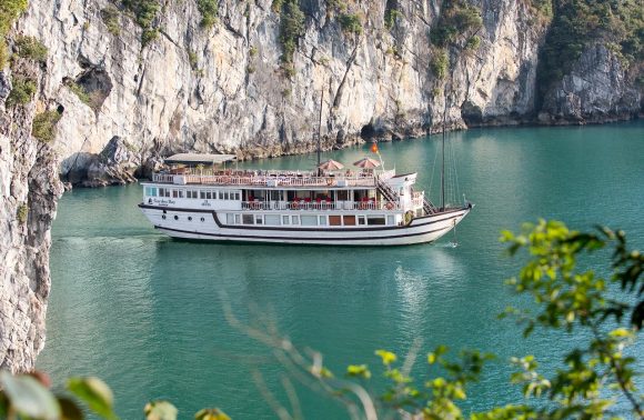 Garden Bay Luxury Cruise – Bai Tu Long Bay Cruise