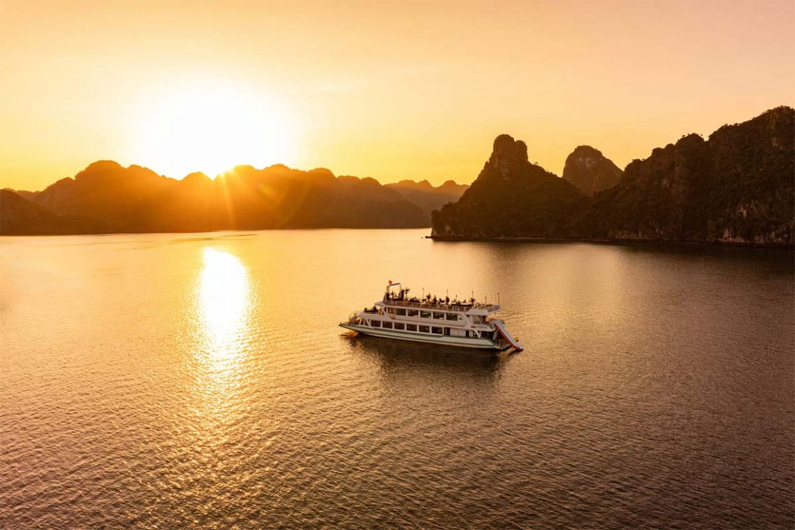 Lan Ha Bay 1 Day – Sunset Party on the Cruise Romantic sunset over Lan Ha Bay during the 1 day cruise tour