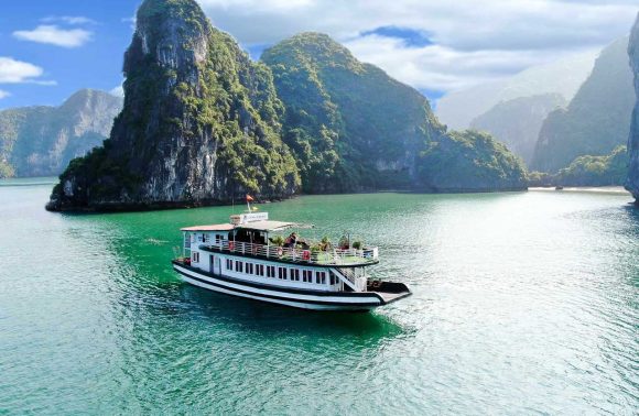 Cong Cruise: Longest route for 1-Day trip in Halong Bay