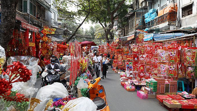 Hanoi’s Old Quarter doused in typical Tet flamboyance