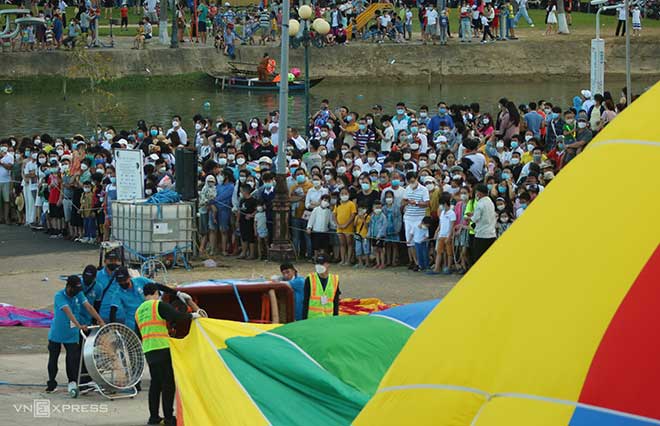 Hot air balloon festival in Hoi An uplifts thousands