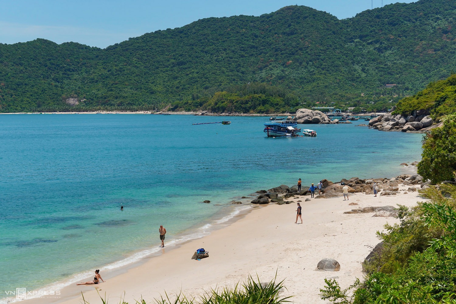 Foreign tourists on Cham Islands in Hoi An