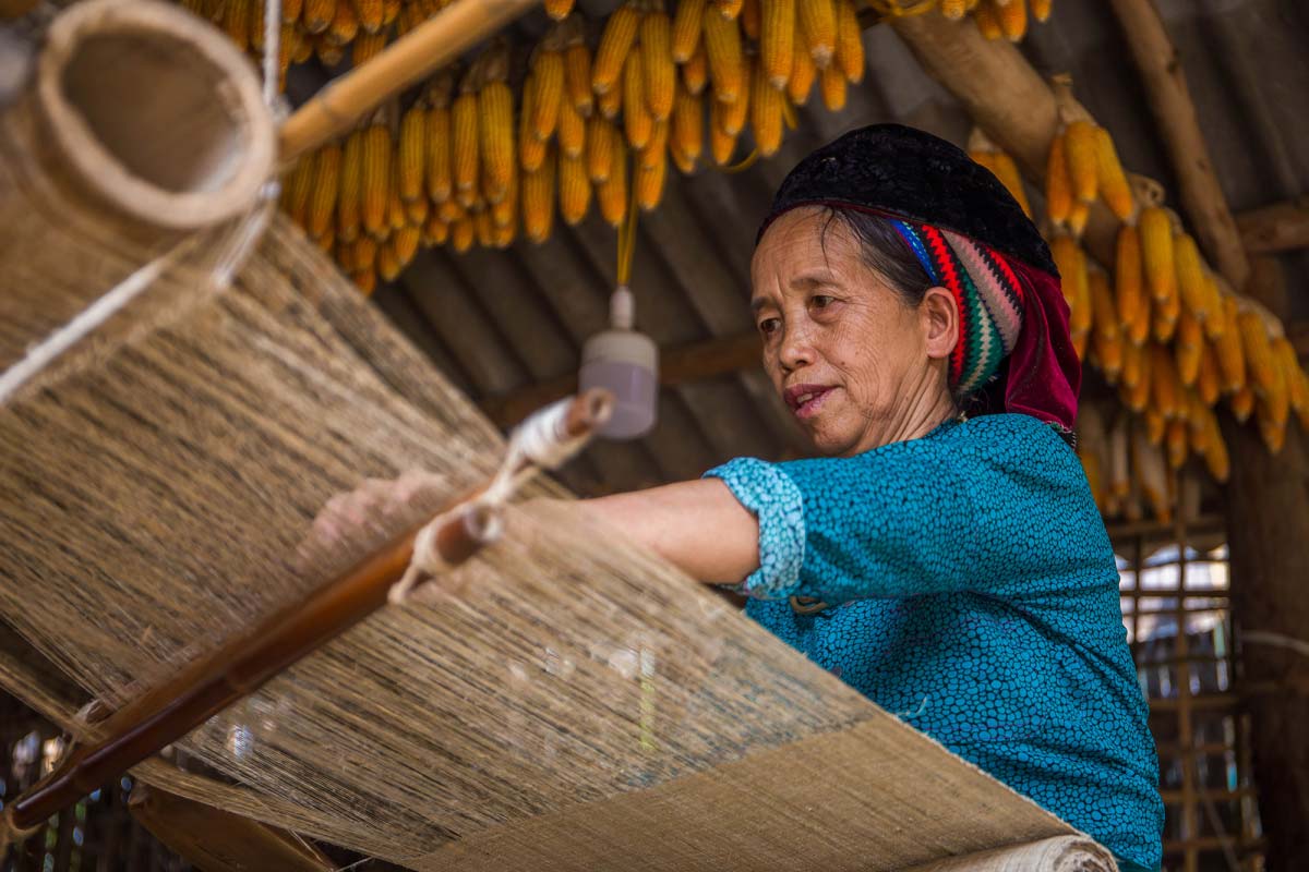 Lung Tam village: Traditional Hmong weaving turns flax into fabric