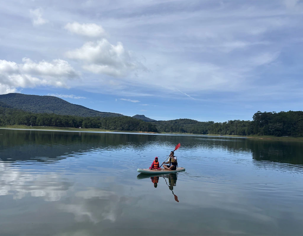 SUP paddleboarding on Tuyen Lam Lake in Da Lat