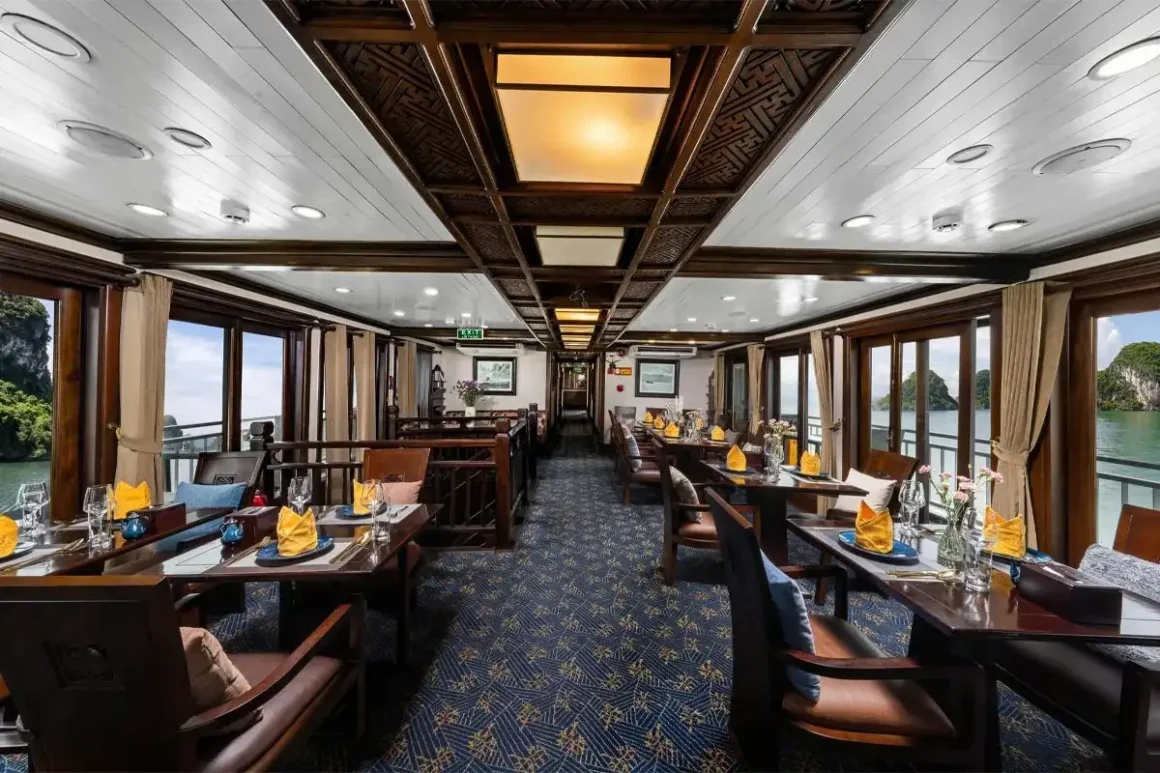 Fine Dining Restaurant on Garden Peak Cruise Elegant restaurant on Garden Peak Cruise with bay-view panoramic windows