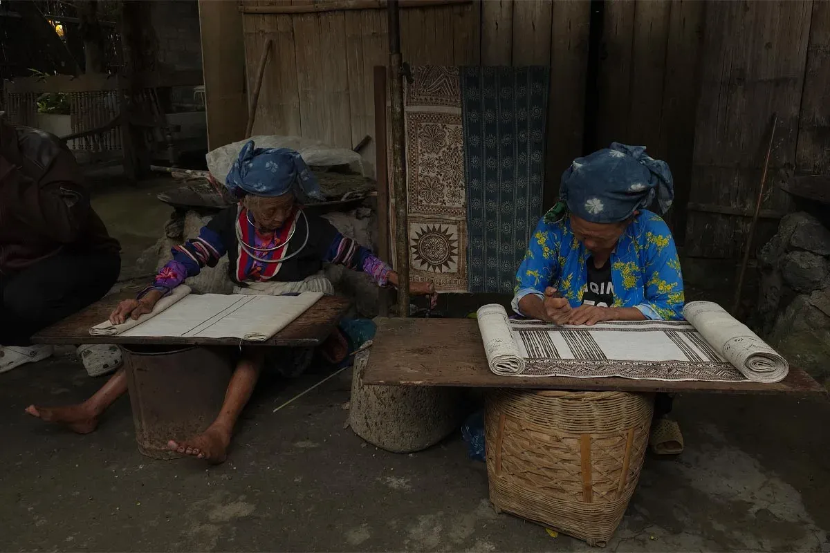 Hmong artisan making traditional linen fabric in Lung Tam Village, Ha Giang, Vietnam