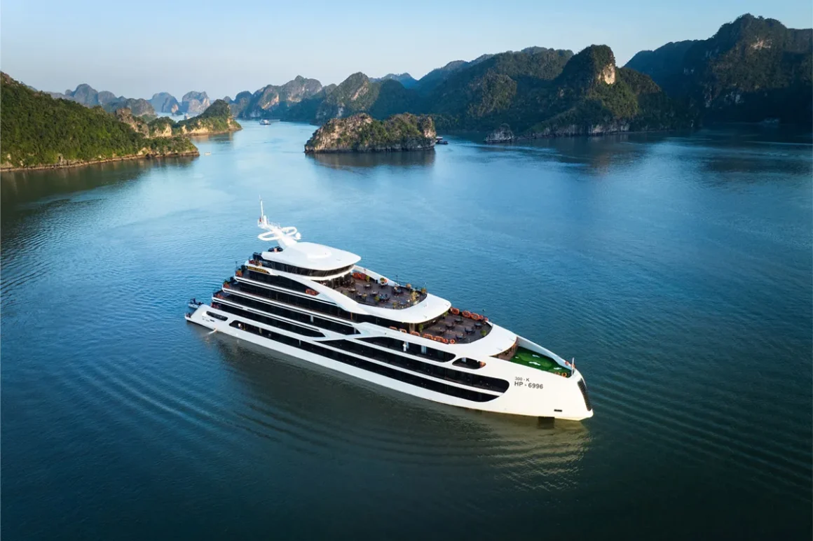 Diana Cruise in Lan Ha Bay Diana Cruise sailing in Lan Ha Bay near Halong Bay