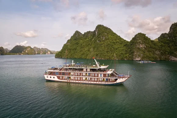 M’Gloria Cruise: Overnight Cruising in Lan Ha Bay