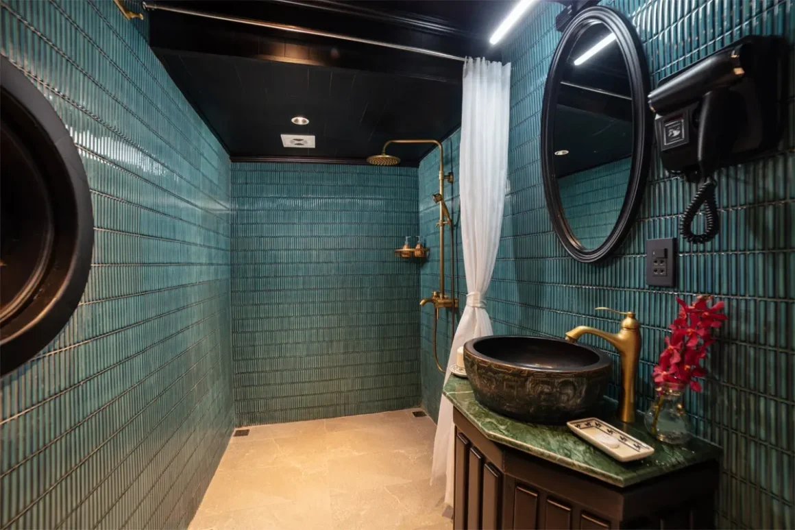Private en-suite bathroom in a Prince Junk cabin