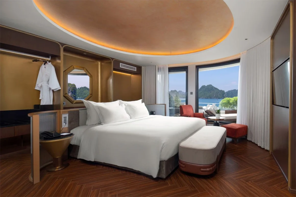 Captain Suite Cabin – Sea Stars Cruise Captain Suite Cabin on Sea Stars Cruise with private balcony and bay-facing bathtub