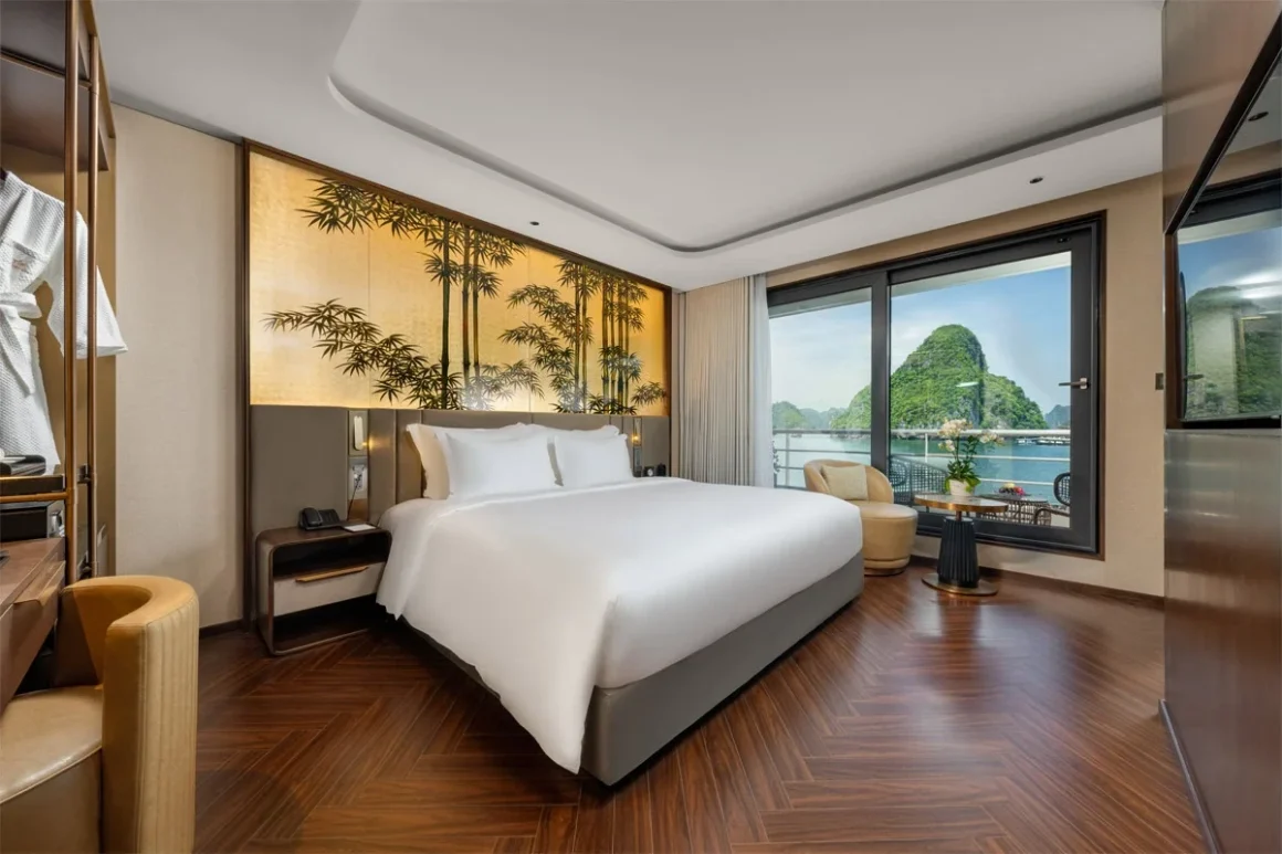 Deluxe Cabin – Sea Stars Cruise Deluxe Cabin on Sea Stars Cruise with private balcony and bay-facing bathtub