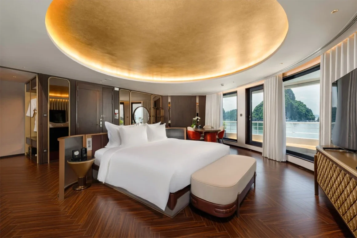 President Suite Cabin – Sea Stars Cruise President Suite Cabin on Sea Stars Cruise with private balcony and bay-facing bathtub