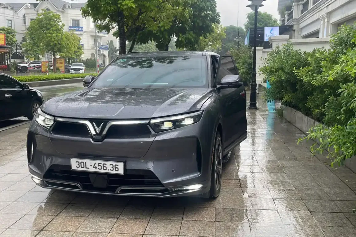 VinFast VF 9 Executive Car VinFast VF 9 executive SUV for Halong Bay to Hanoi private transfer